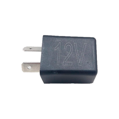 Relé preto com inscrição 12V e pinos metálicos