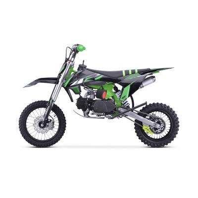Motocross pequena verde e preta com pneus de cravo