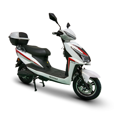 Scooter elétrica branca e preta com caixa de bagagem traseira e detalhes vermelhos