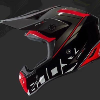 Capacete integral para mota preto, vermelho e cinza com padrões geométricos e texto XR-7 Pro