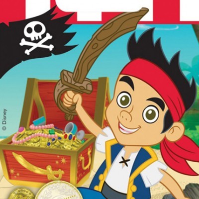 Desenho animado de pirata infantil com baú do tesouro e bandeira pirata
