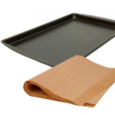 Tabuleiro de forno preto com papel vegetal castanho