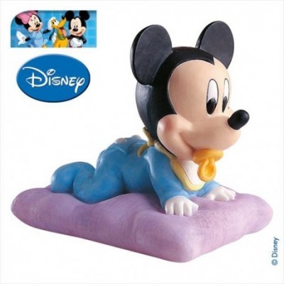 Figura de bebé Mickey Mouse deitado sobre almofada roxa