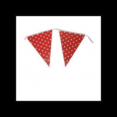 Bandeiras triangulares vermelhas com bolinhas brancas juntadas por fita branca