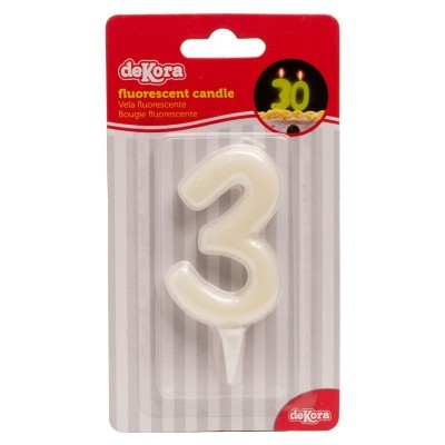 Vela branca em forma do número 3 em embalagem de cartola com fundo riscado e cabeçalho vermelho.