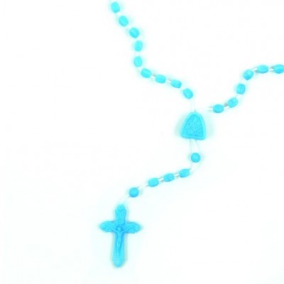 Terço azul claro com contas redondas, crucifixo e medalha com Jesus