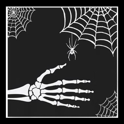 Imagem de mão esquelética branca e teias de aranha brancas sobre fundo preto