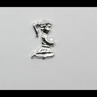 Pingente prateado de figura feminina ajoelhada em fundo branco