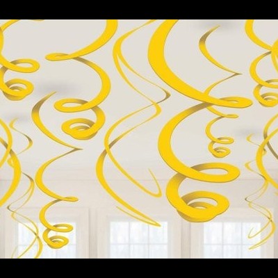 Decorações suspensas amarelas em espiral no teto
