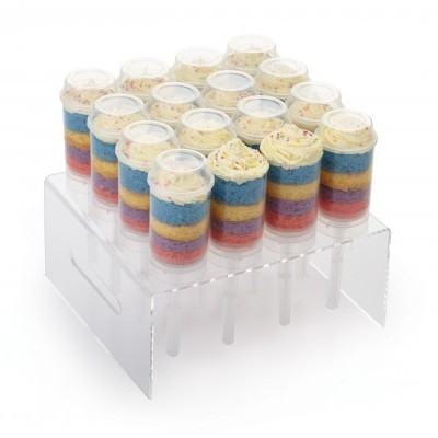 pequenos bolos em camadas coloridas em recipientes transparentes sobre suporte acrílico