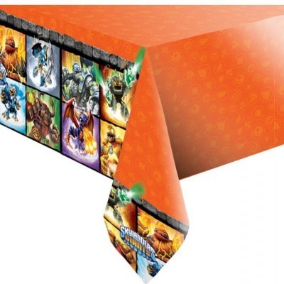 Toalha de mesa laranja com personagens do jogo Skylanders na borda