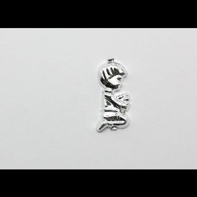 Pingente prateado em forma de criança ajoelhada