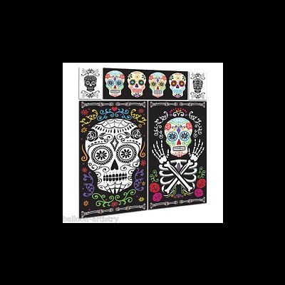 Cartazes coloridos com caveiras mexicanas em fundo preto e faixa com texto