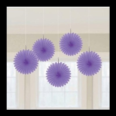 Cinco decorações de papel roxo penduradas