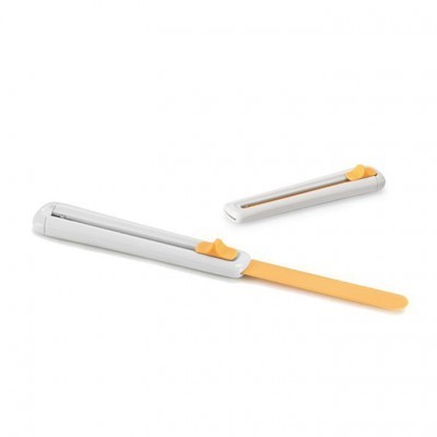 Utensílio para desenformar bolos