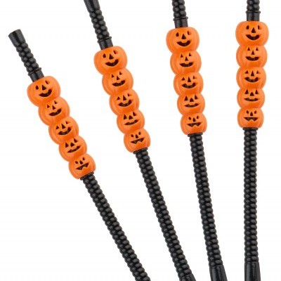 Palhinhas pretas com abóboras laranjas de Halloween