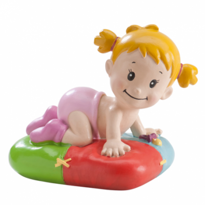 Figura decorativa de menina bebé ajoelhada sobre almofada colorida