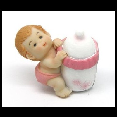 Figurine de bebê com fralda cor-de-rosa a segurar uma mamadeira cor-de-rosa e branca.