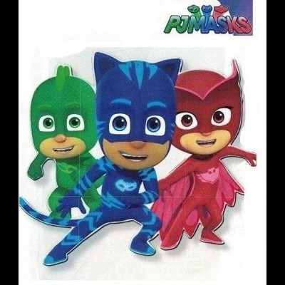 Personagens PJ Masks em trajes verde, azul e vermelho com logo PJ Masks