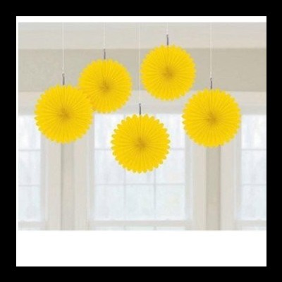 Decorações amarelas de papel em leque penduradas em espaço interior