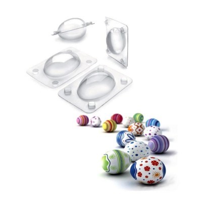 Moldes transparentes para ovos de Páscoa com ovos coloridos decorativos sobre fundo branco