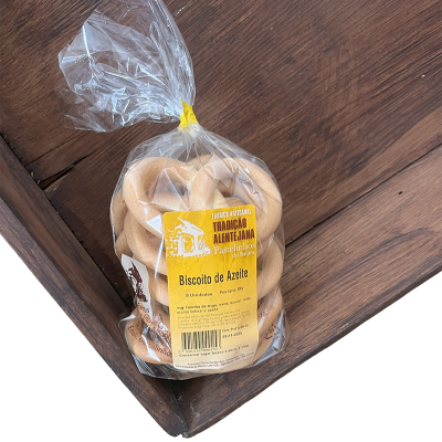 Pacote transparente de biscoitos de azeite com rótulo amarelo em superfície de madeira