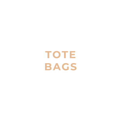 Texto 'TOTE BAGS' em cor bege sobre fundo preto