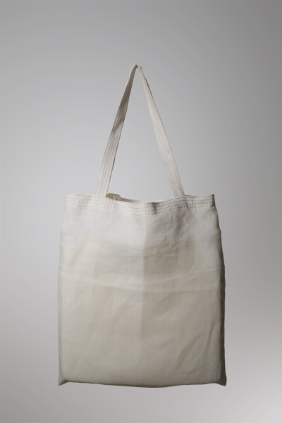 Saco de tecido cru com alças e textura visível
