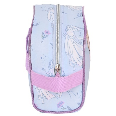 Estojo escolar lilás com padrão de princesas e flores, fecho de correr e alça rosa