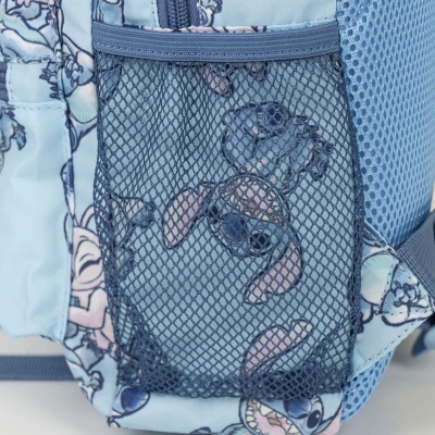 Mochila azul clara com estampa de personagens e bolso lateral em rede preta