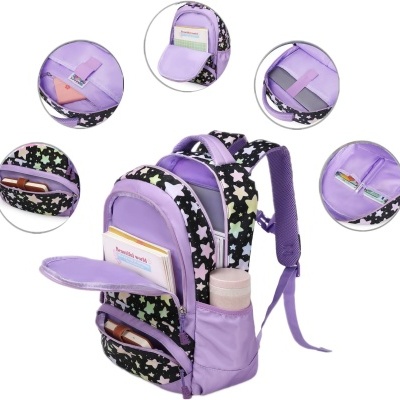 Mochila preta decorada com estrelas coloridas e detalhes lilás aberta mostrando seus compartimentos