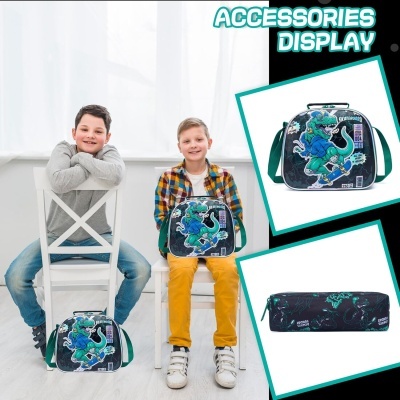 Duas crianças com mochilas escolares de padrão e dinossauro azul-esverdeado.