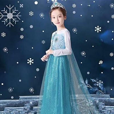 Vestido azul e branco para criança com padrão de gelo e coroa prateada com fundo de flocos de neve