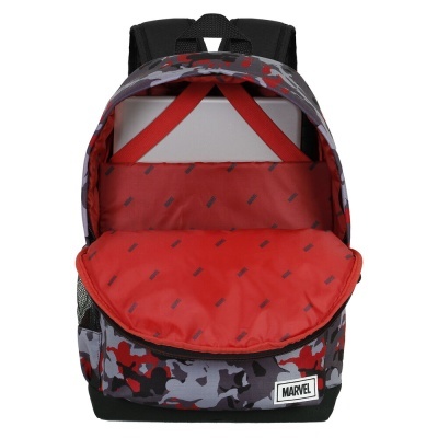 Mochila camuflada vermelha, cinza e preta com interior vermelho e logo MARVEL