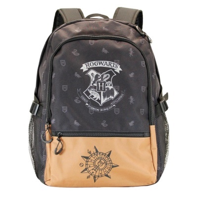 Mochila preta e castanha com escudo de Hogwarts e bússola desenhada