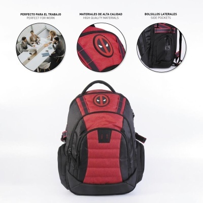 mochila preta e vermelha com logótipo de Deadpool e bolsos laterais
