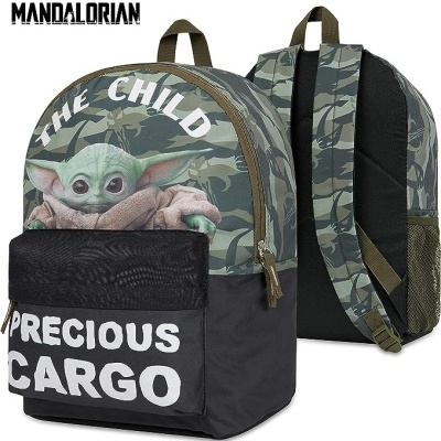 Mochila camuflada de The Mandalorian com The Child e textos 'THE CHILD' e 'PRECIOUS CARGO'