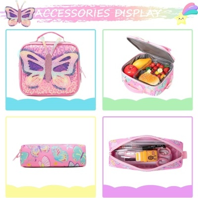 Exposição de estojos e lancheira rosa com borboletas e materiais no interior