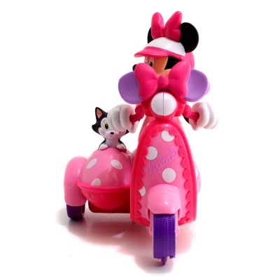 Figura Minnie Mouse a conduzir mota rosa com gato no sidecar em fundo branco
