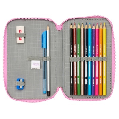 Estojo escolar aberto com lápis de cor, caneta, lápis, borracha e apontador