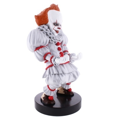 Estatueta de palhaço Pennywise com roupa branca e detalhes vermelhos sobre base preta