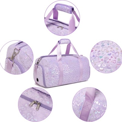 Mala desportiva lilás com padrão de corações brilhantes e alças