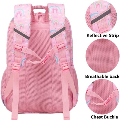 mochila rosa com padrão de arco-íris e alças acolchoadas