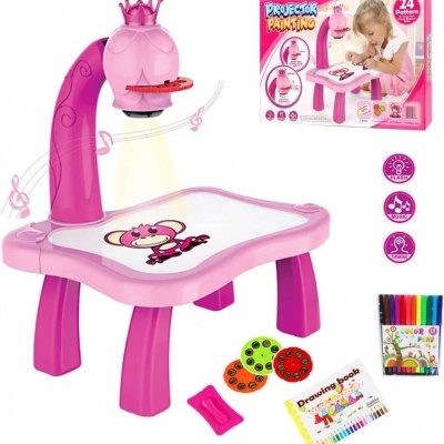 Mesa infantil rosa com projetor de desenho e acessórios coloridos