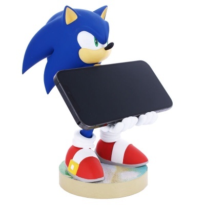 Estátua do Sonic segurando um smartphone