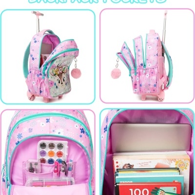 Mochila escolar rosa com rodas e vários bolsos abertos mostrando material escolar e livros