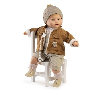 Boneca bebé sentada com roupa castanha e bege e chupeta pendurada