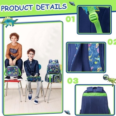 Dois rapazes sentados com mochila, lancheira e estojo com padrão de dinossauros e detalhes azuis e verdes