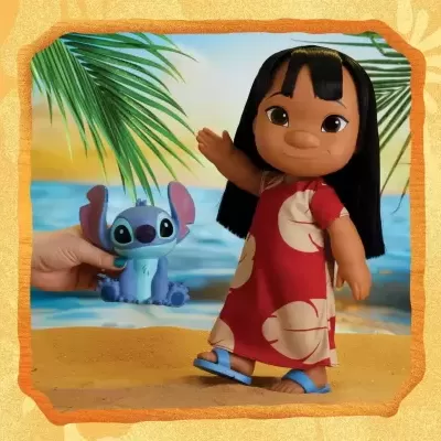 Bonecos de Lilo e Stitch em cenário de praia