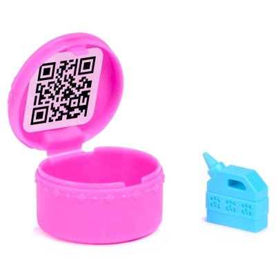 Estojo rosa com tampa aberta, código QR e acessório azul pequeno ao lado